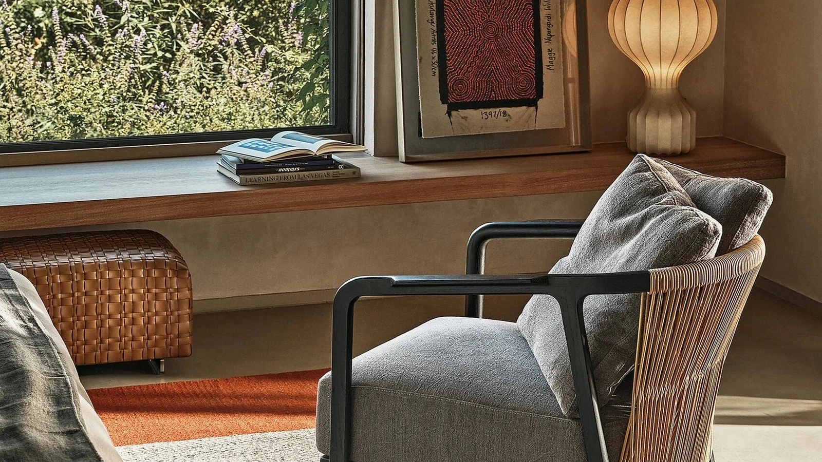Poltrona Crono in tessuto imbottito con struttura in legno e cuoio di Flexform