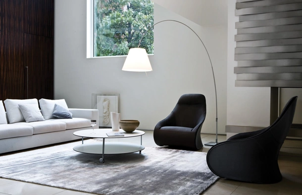 Poltrona di design in tessuto con scocca rivestita in cuoio Derby di Zanotta