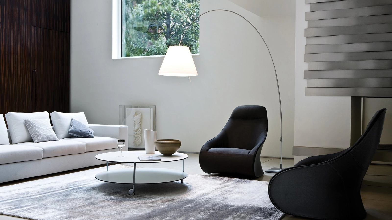 Poltrona di design in tessuto con scocca rivestita in cuoio Derby di Zanotta