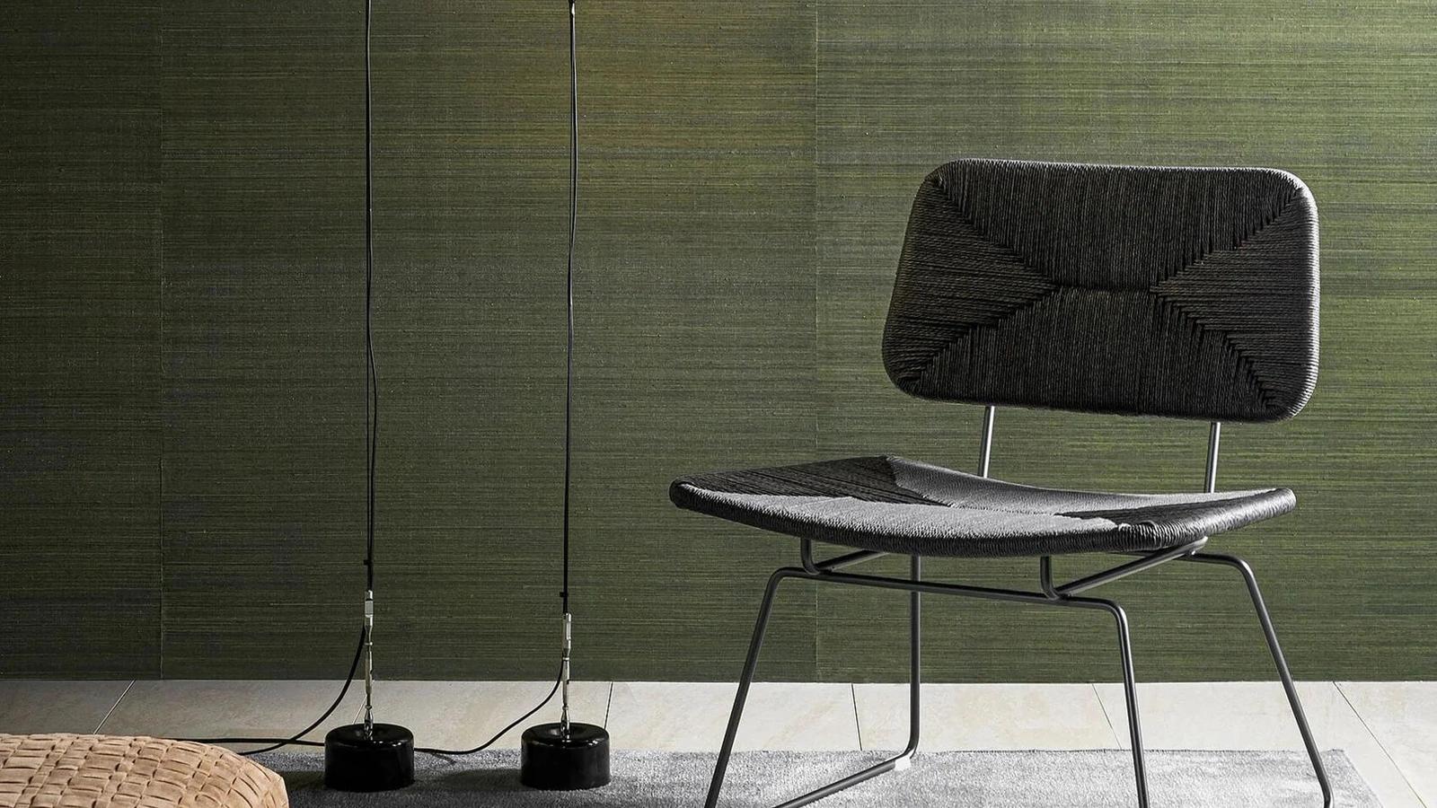 Poltroncina in metallo con schienale e seduta in cordoncino intrecciato Echoes di Flexform