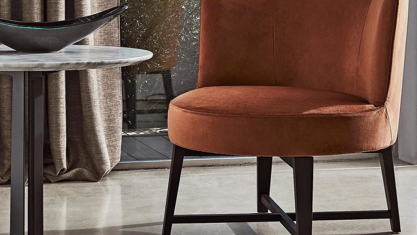 Poltrona in tessuto con gambe in legno massello Hera di Flexform