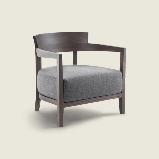 Poltroncina Jenny in legno con seduta in tessuto imbottito di Flexform