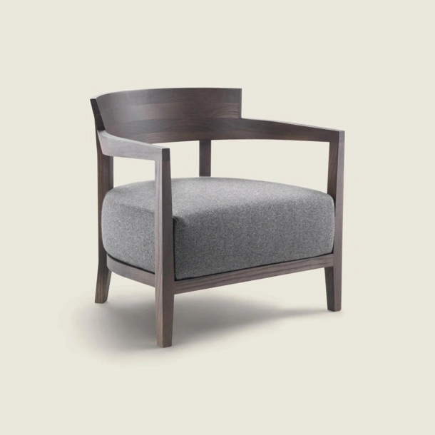 Poltroncina Jenny in legno con seduta in tessuto imbottito di Flexform