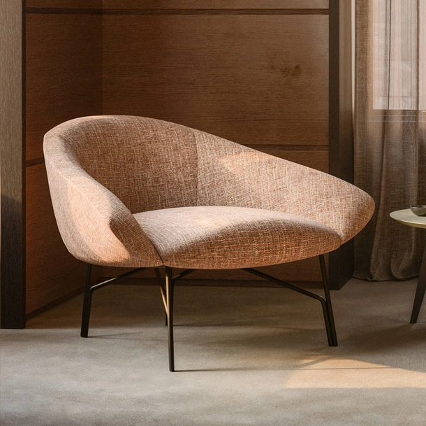Poltrona di design dallo stile retrò in tessuto con struttura in metallo Lennox di Lema