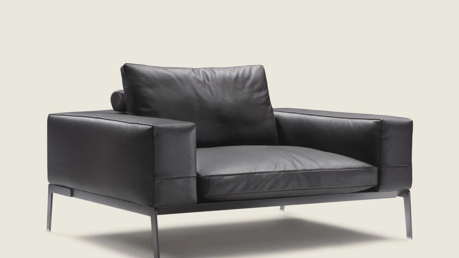 Poltrona in pelle con gambe in metallo Lifesteel di Flexform
