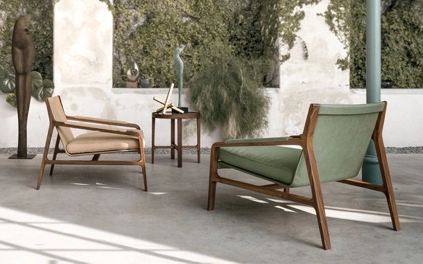 Poltroncina Margot con struttura in legno massello rivestita in pelle di Alivar