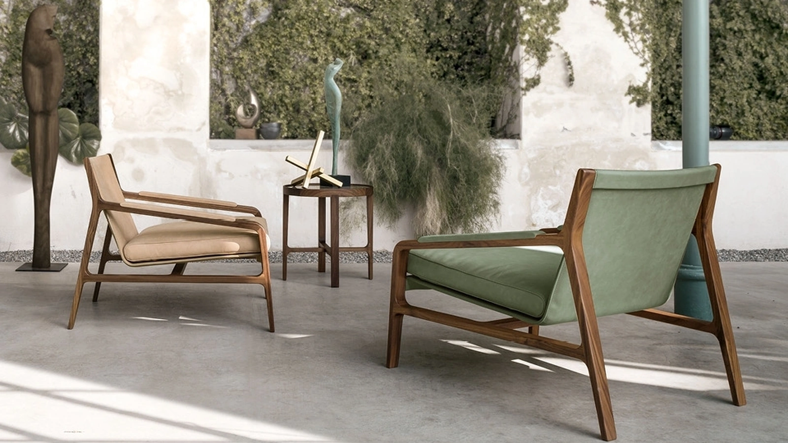 Poltroncina Margot con struttura in legno massello rivestita in pelle di Alivar