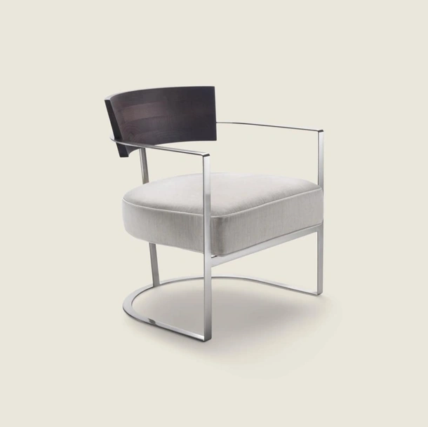 Poltroncina di design Morgan in legno massello e metallo con seduta imbottita di Flexform