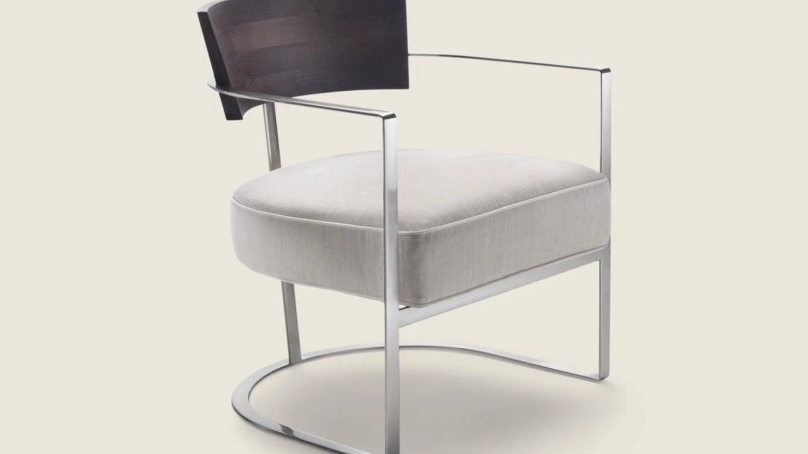 Poltroncina di design Morgan in legno massello e metallo con seduta imbottita di Flexform
