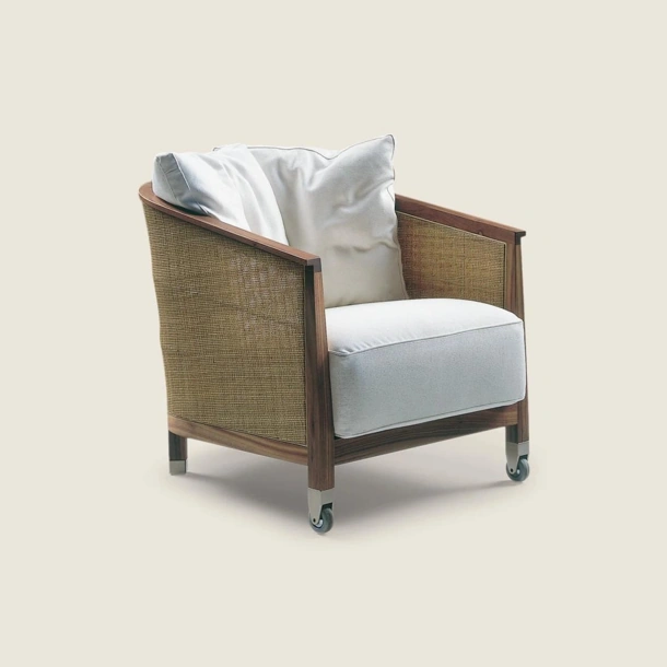 Poltrona Mozart in tessuto con struttura in legno e giunco di Flexform