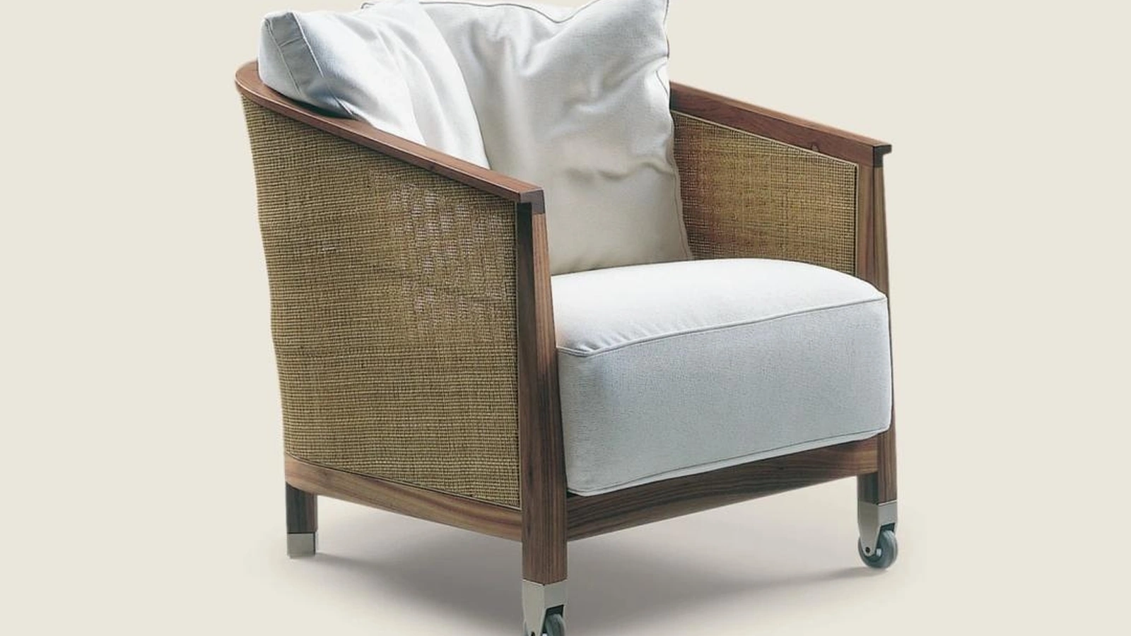 Poltrona Mozart in tessuto con struttura in legno e giunco di Flexform
