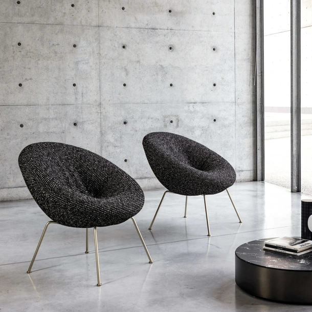 Poltroncina di design in tessuto imbottito con gambe in metallo finitura oro Nest Soft di Desirèe