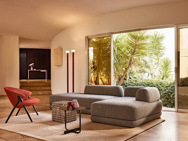 Poltroncina in tessuto con gambe in legno massello d'acero Oliva di Zanotta