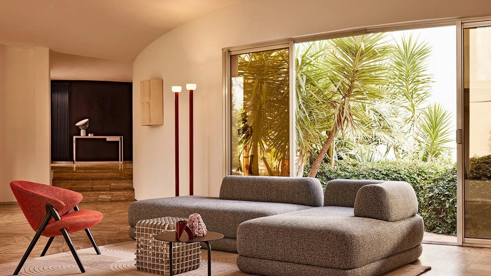 Poltroncina in tessuto con gambe in legno massello d'acero Oliva di Zanotta