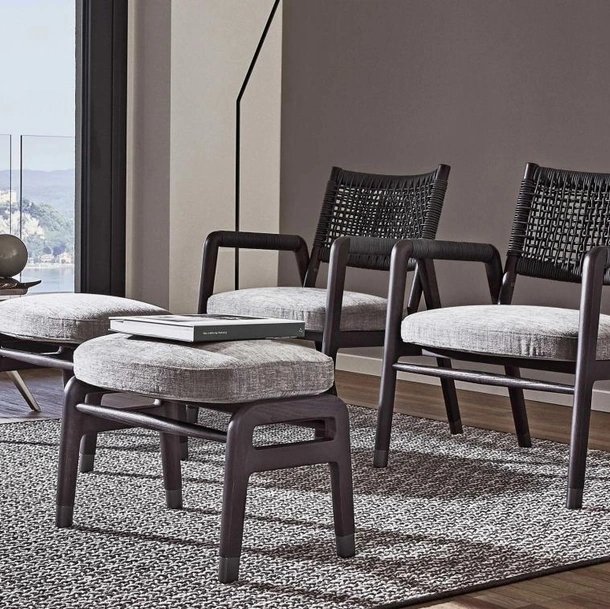 Poltroncina Ortigia in legno massello con seduta in tessuto imbottito di Flexform