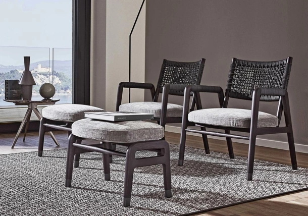 Poltroncina Ortigia in legno massello con seduta in tessuto imbottito di Flexform