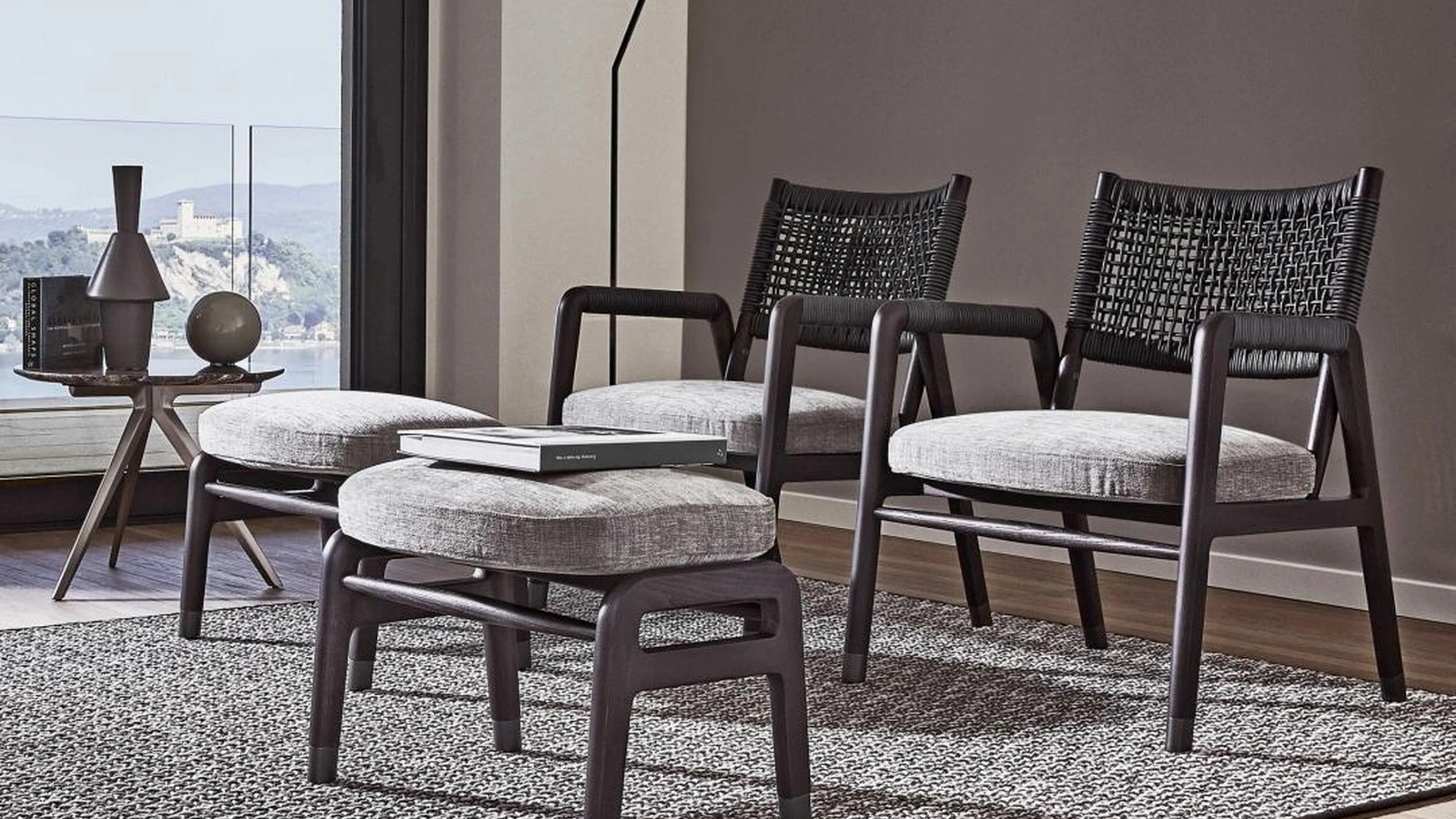 Poltroncina Ortigia in legno massello con seduta in tessuto imbottito di Flexform