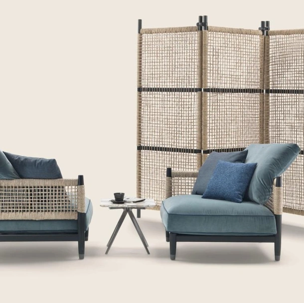Poltroncina Parker in tessuto imbottito, legno massello e paglia di fiume di Flexform