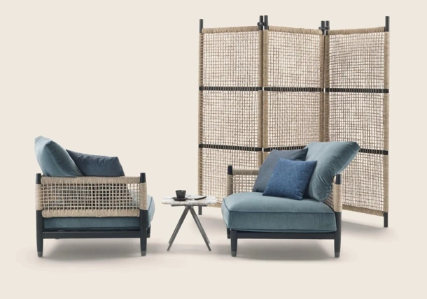 Poltroncina Parker in tessuto imbottito, legno massello e paglia di fiume di Flexform