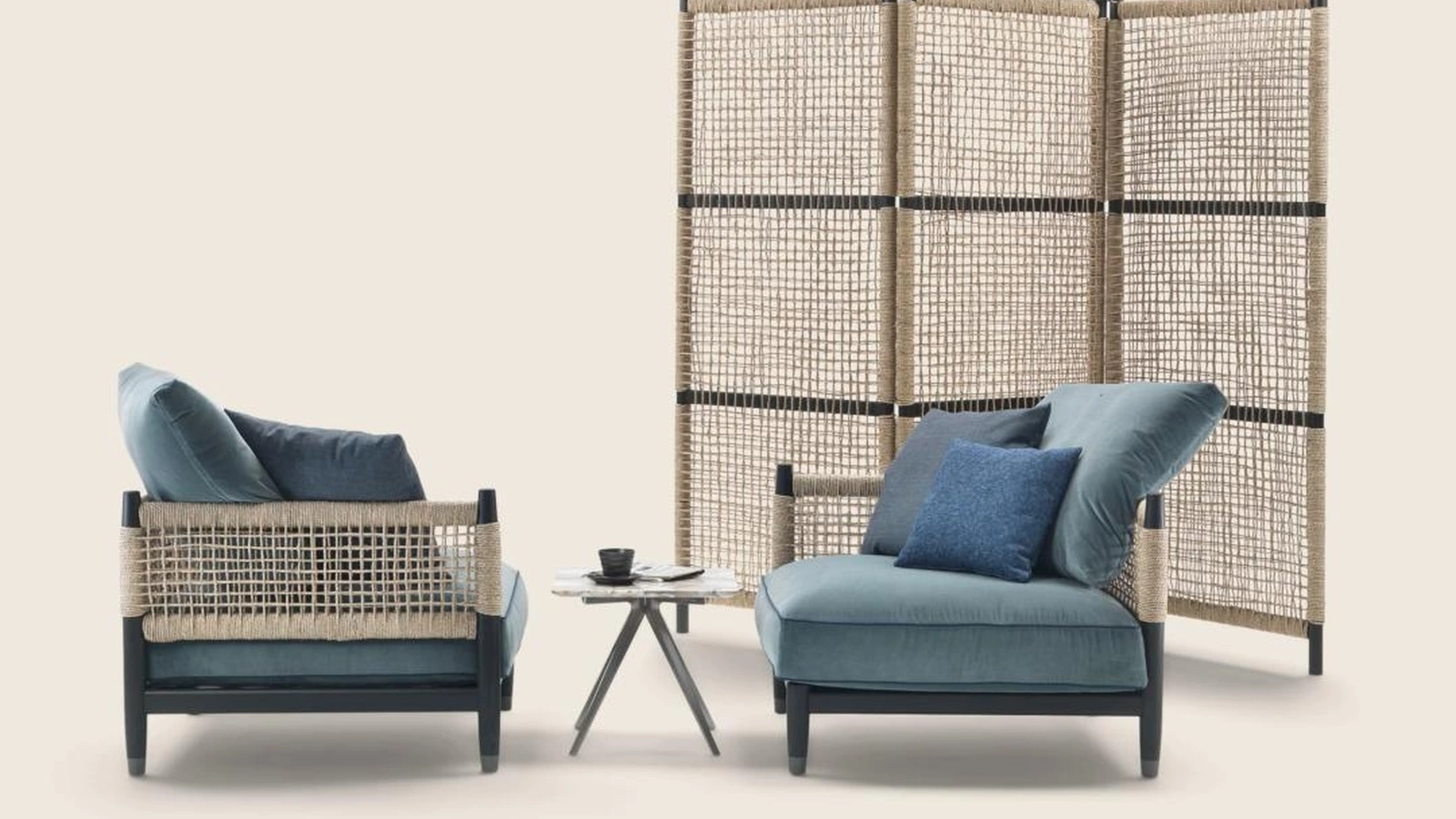 Poltroncina Parker in tessuto imbottito, legno massello e paglia di fiume di Flexform