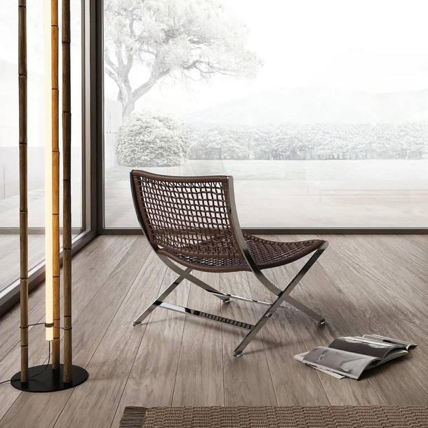 Poltroncina in cuoio intrecciato con struttura in metallo Peter di Flexform