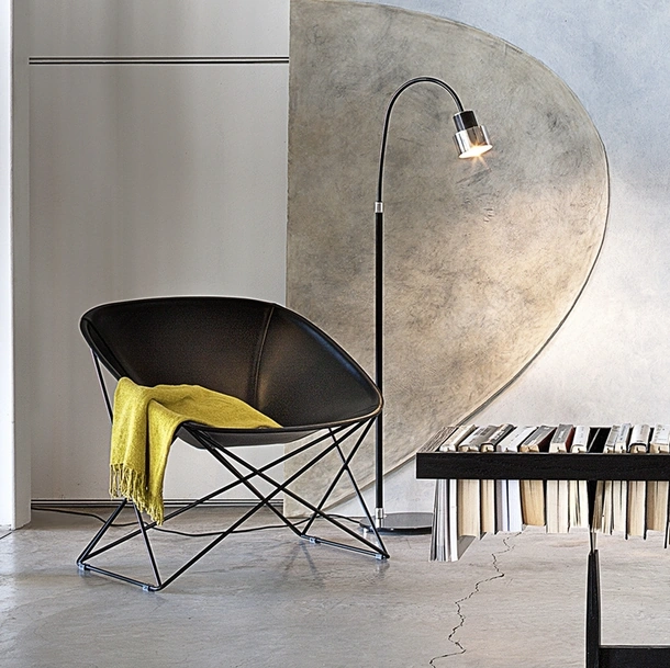 Poltroncina di design in cuoio e metallo con sedile a guscio Popsi di Lema