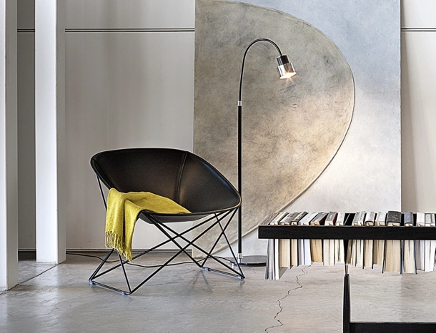 Poltroncina di design in cuoio e metallo con sedile a guscio Popsi di Lema