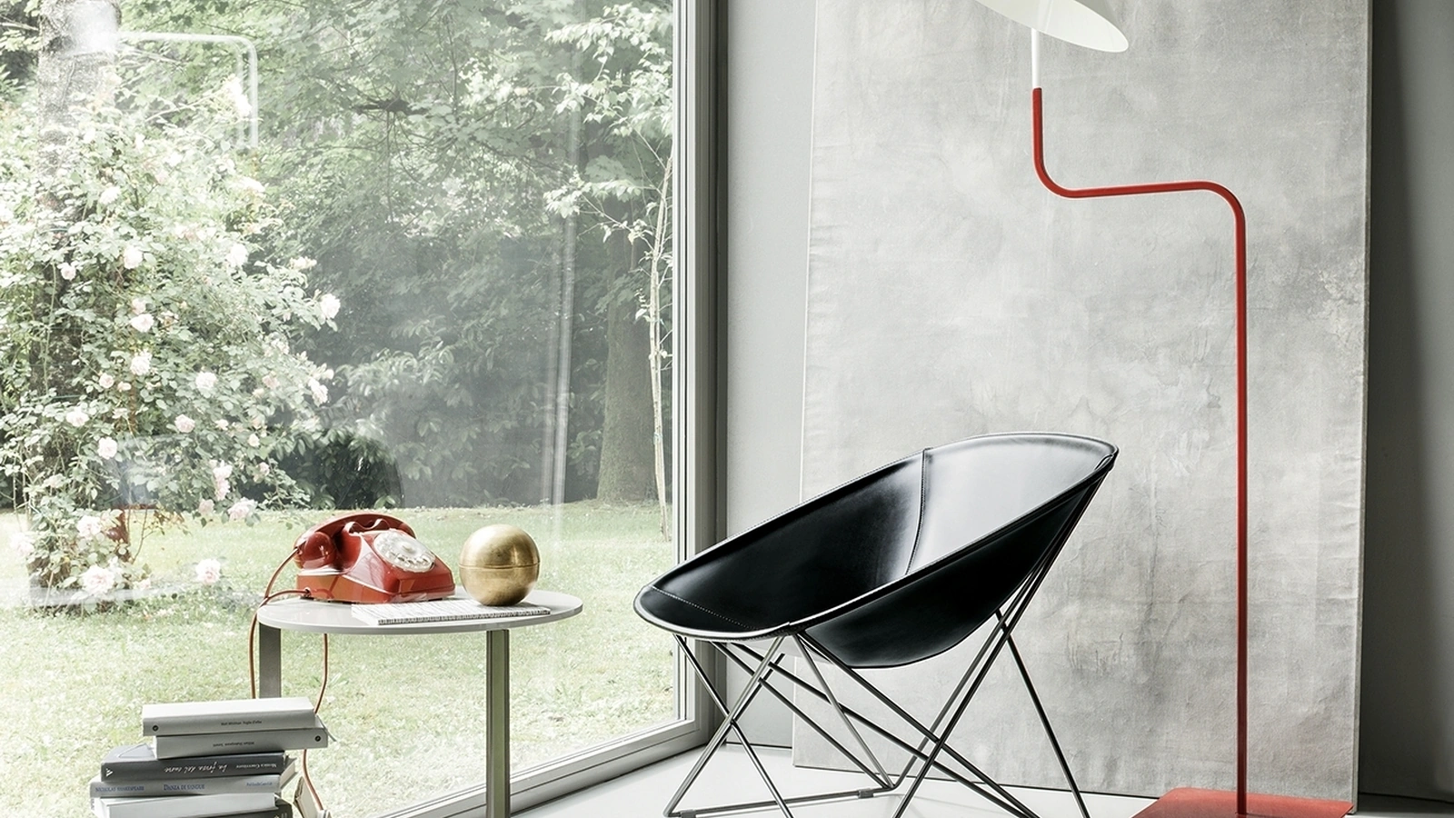Poltroncina di design in cuoio e metallo con sedile a guscio Popsi di Lema