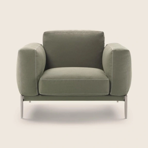 Poltroncina Romeo Compact in tessuto imbottito e piedi in metallo di Flexform