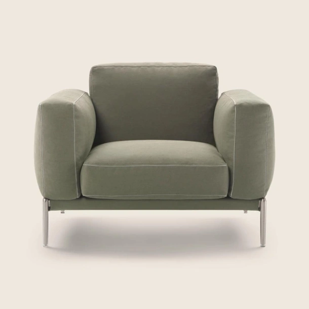 Poltroncina Romeo Compact in tessuto imbottito e piedi in metallo di Flexform