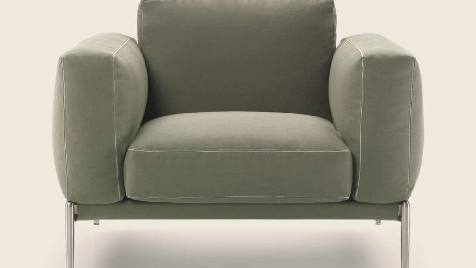 Poltroncina Romeo Compact in tessuto imbottito e piedi in metallo di Flexform