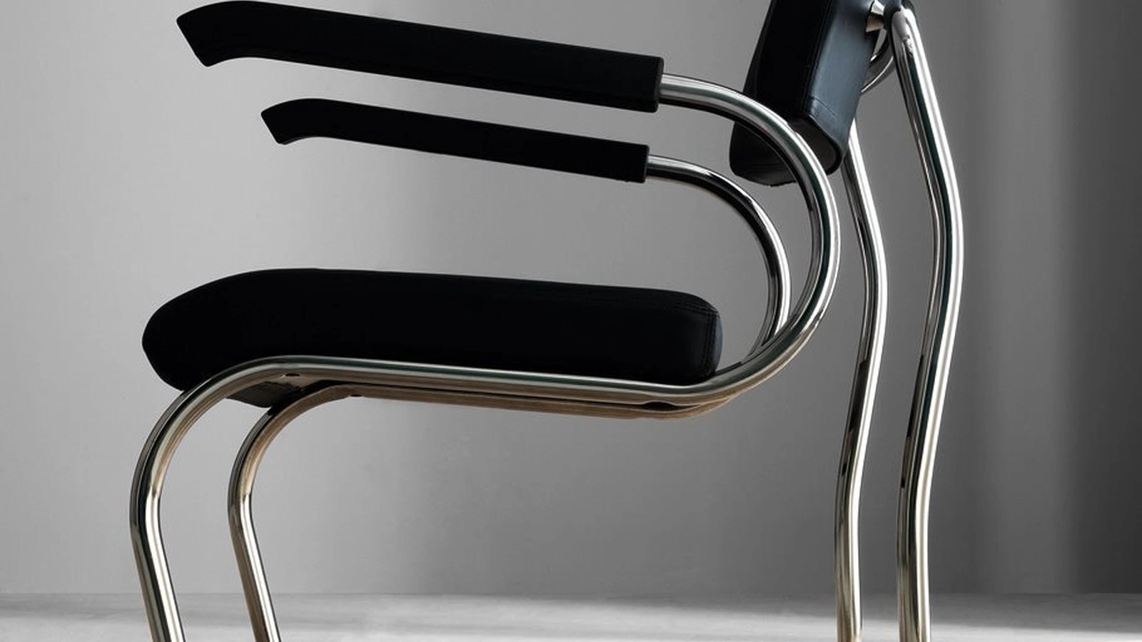 Poltroncina in pelle con struttura in acciaio Sant' Elia di Zanotta