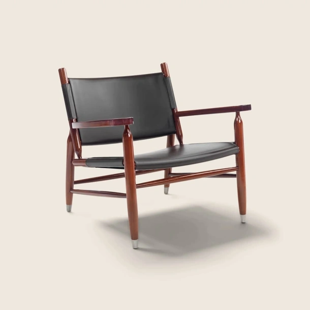 Poltroncina in cuoio con struttura in legno massello e rivestita in cuoio Tessa SH di Flexform