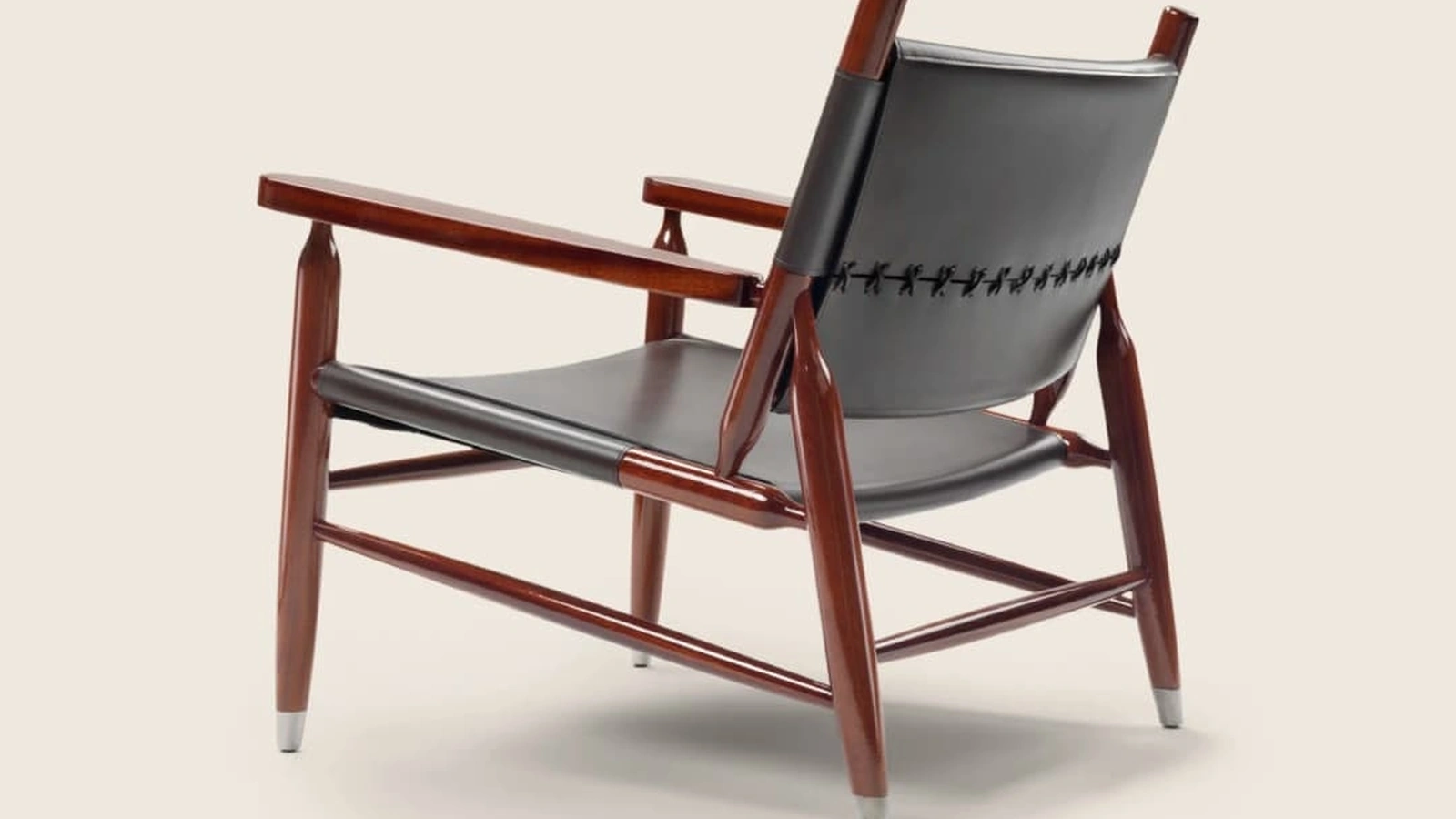 Poltroncina in cuoio con struttura in legno massello Tessa SH di Flexform
