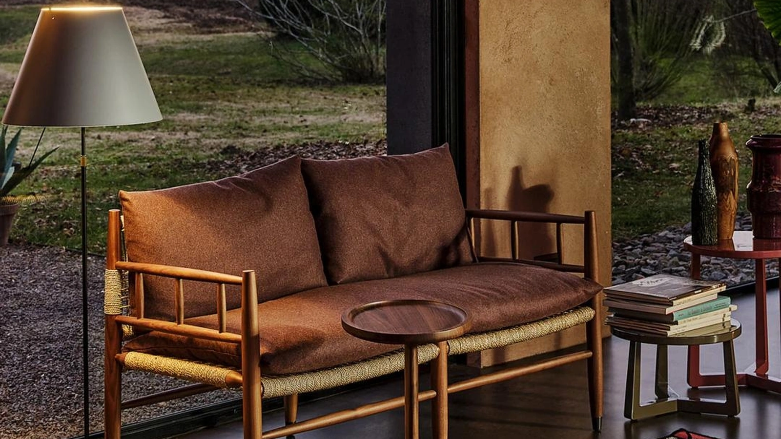 Divano in legno massello e paglia di fiume con seduta in tessuto imbottito Lee di Flexform