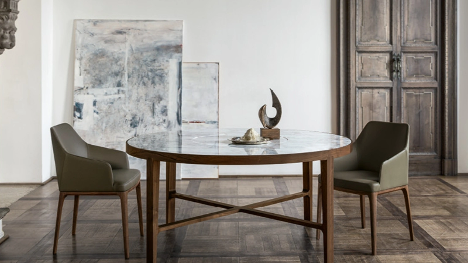 Sedia in pelle con braccioli e struttura in legno Amanda Comfort di Alivar