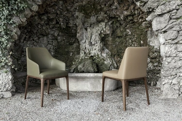 Sedia con struttura in legno e seduta in pelle Amanda di Alivar