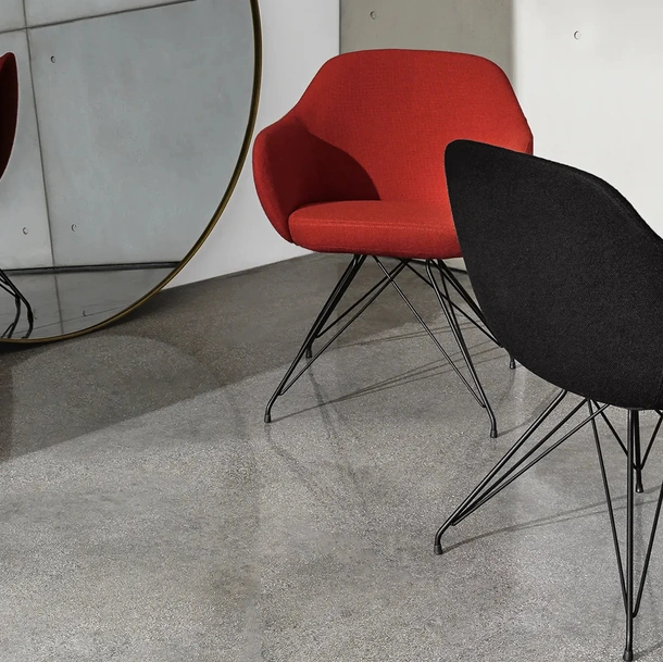 Sedia Cadira Wire in tessuto con gambe in metallo di Sovet
