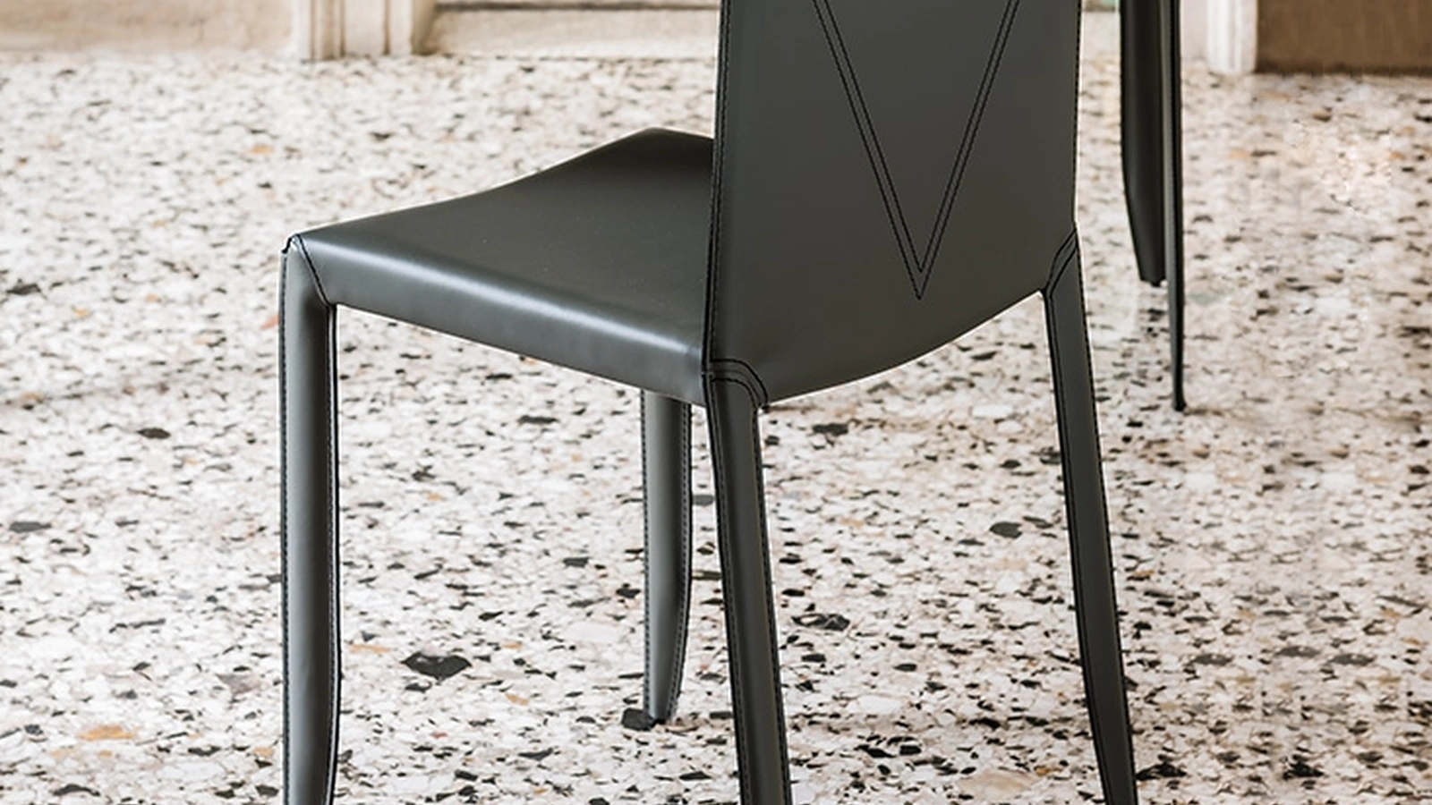 Sedia superleggera e pratica rivestita in cuoio Piuma di Cattelan Italia