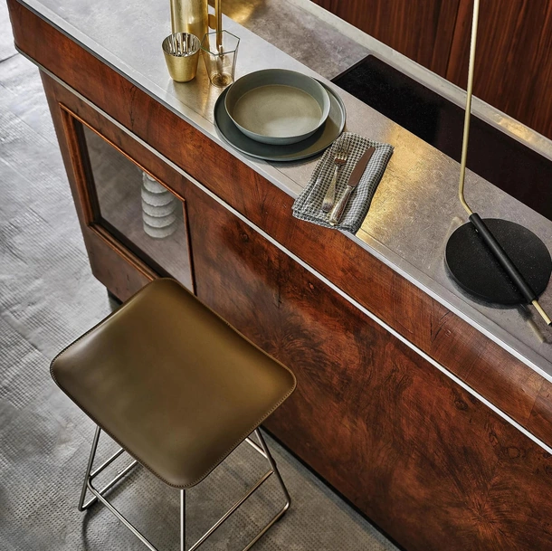 Sgabello Echoes SH con seduta in cuoio e base in metallo di Flexform