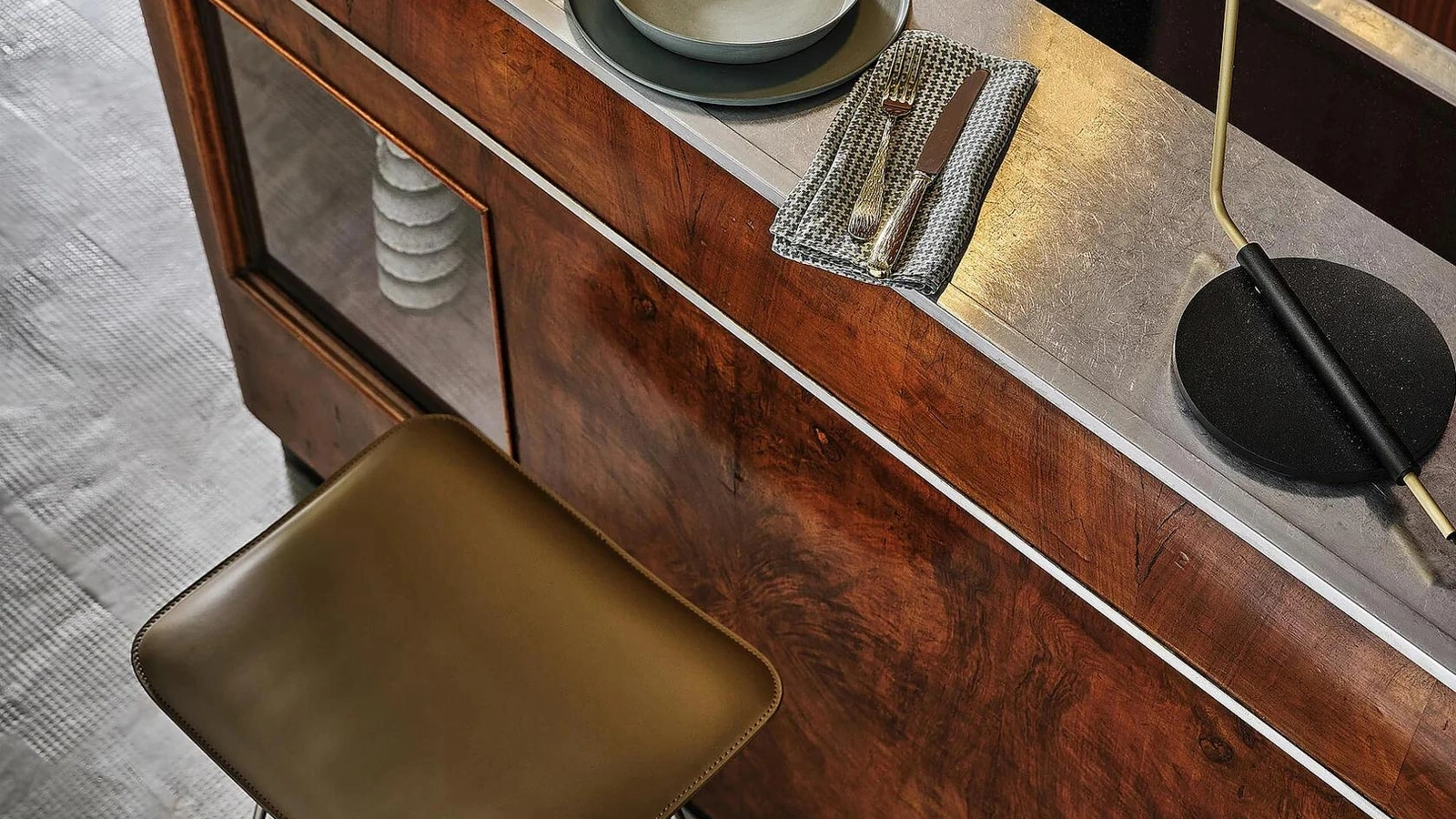 Sgabello Echoes SH con seduta in cuoio e base in metallo di Flexform
