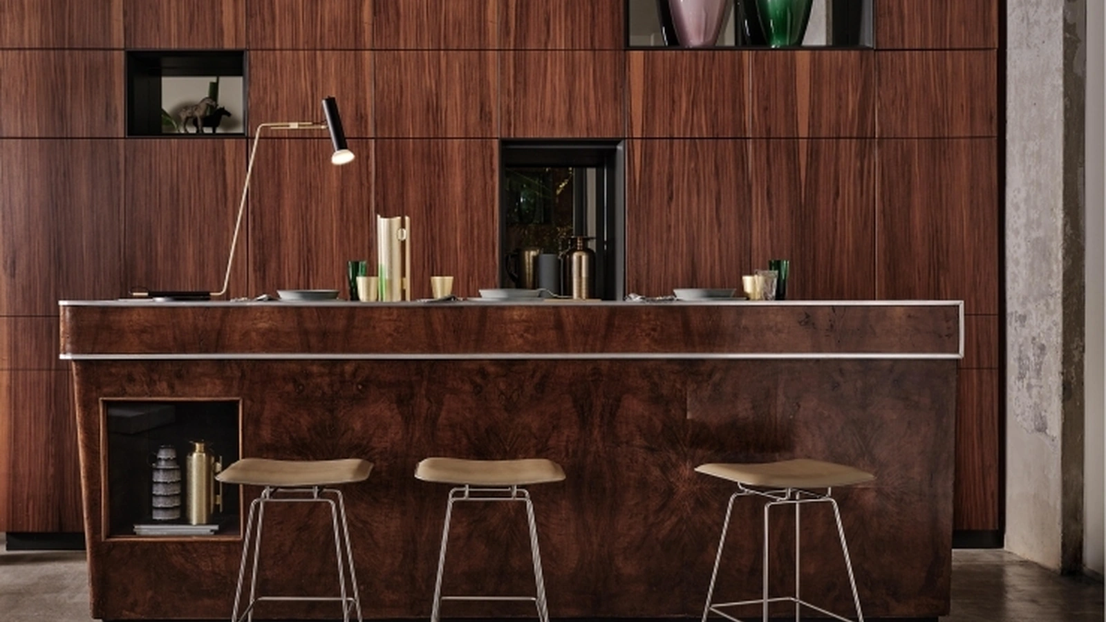 Sgabello Echoes SH con seduta in cuoio e base in metallo di Flexform