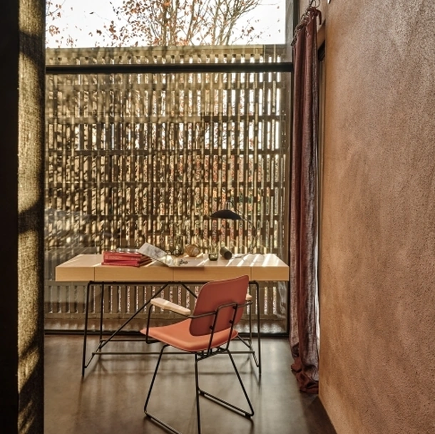 Sedia Echoes SH in cuoio con struttura in metallo e braccioli in legno di Flexform