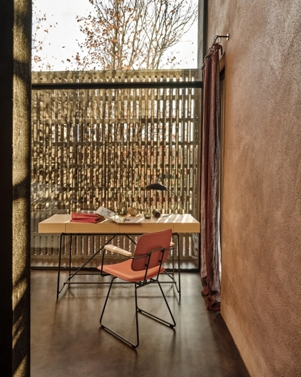 Sedia Echoes SH in cuoio con struttura in metallo e braccioli in legno di Flexform