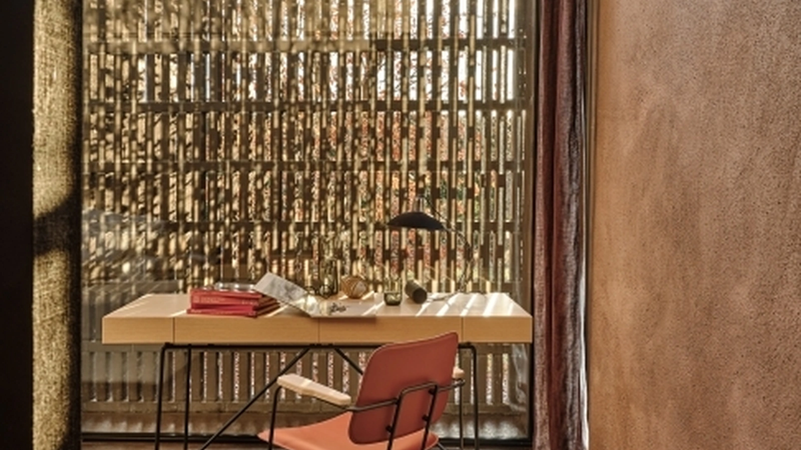 Sedia Echoes SH in cuoio con struttura in metallo e braccioli in legno di Flexform