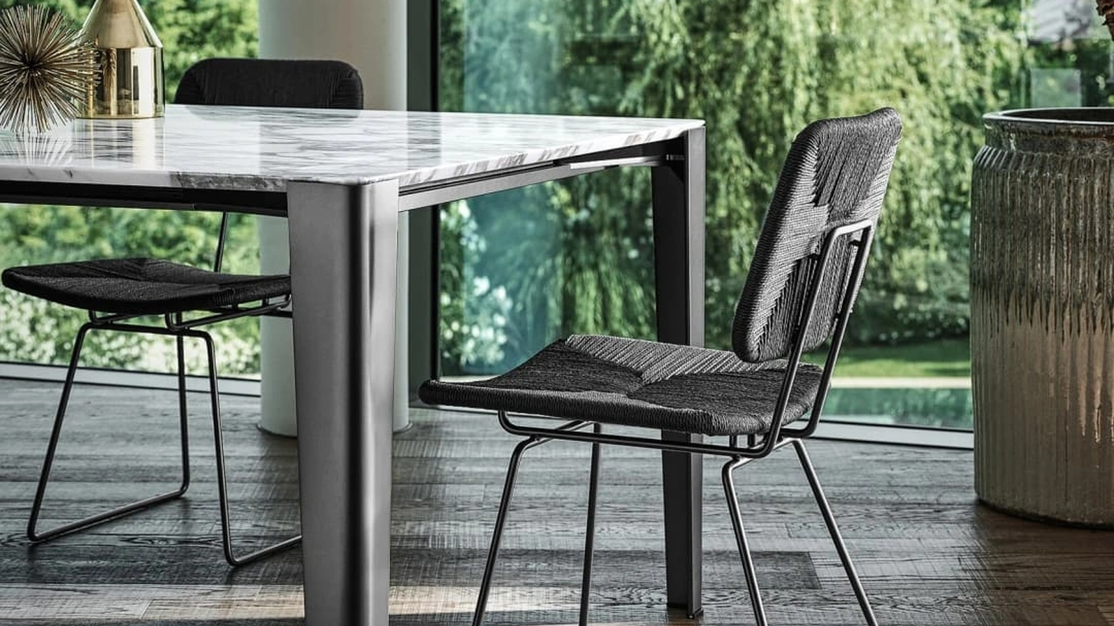 Sedia Echoes in metallo e intreccio in paglia di fiume di Flexform