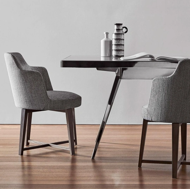 Sedia Hera in tessuto con gambe in legno massello di Flexform