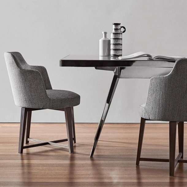 Sedia Hera in tessuto con gambe in legno massello di Flexform