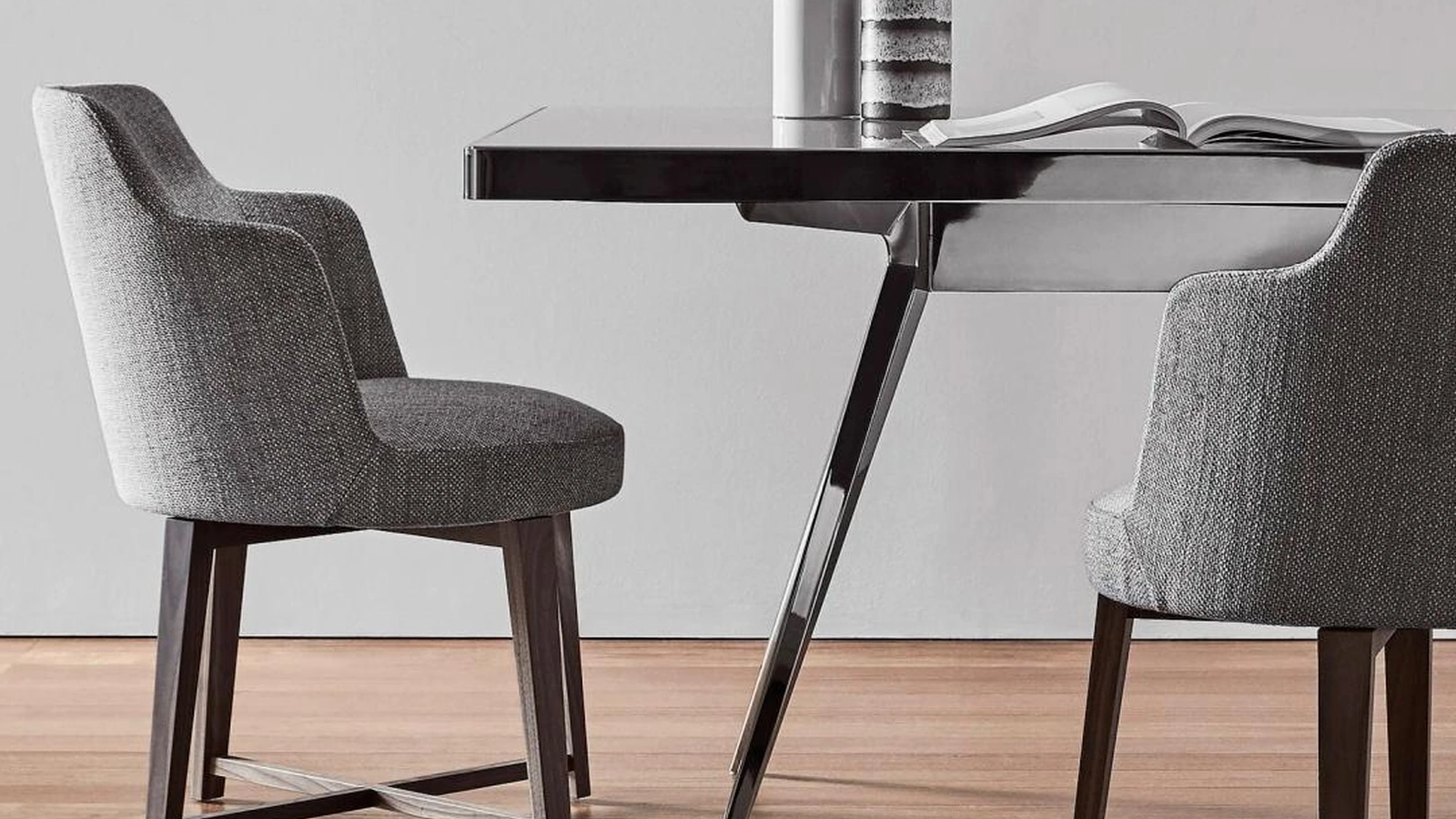 Sedia Hera in tessuto con gambe in legno massello di Flexform