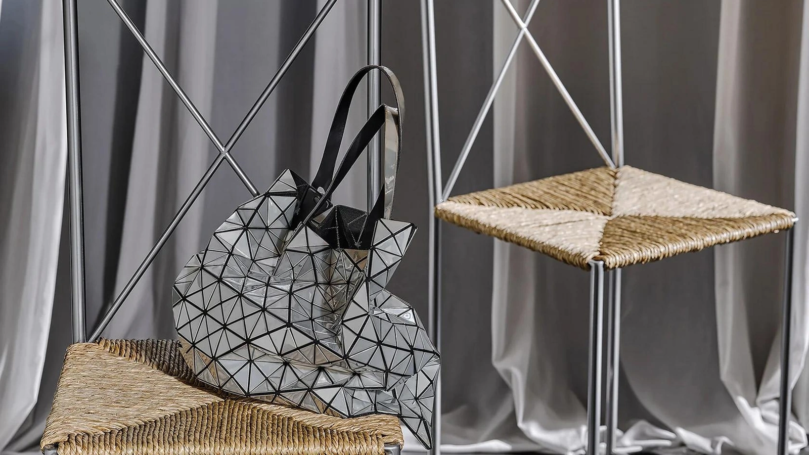 Sedia Moka con struttura in metallo e seduta in fibra vegetale di Flexform